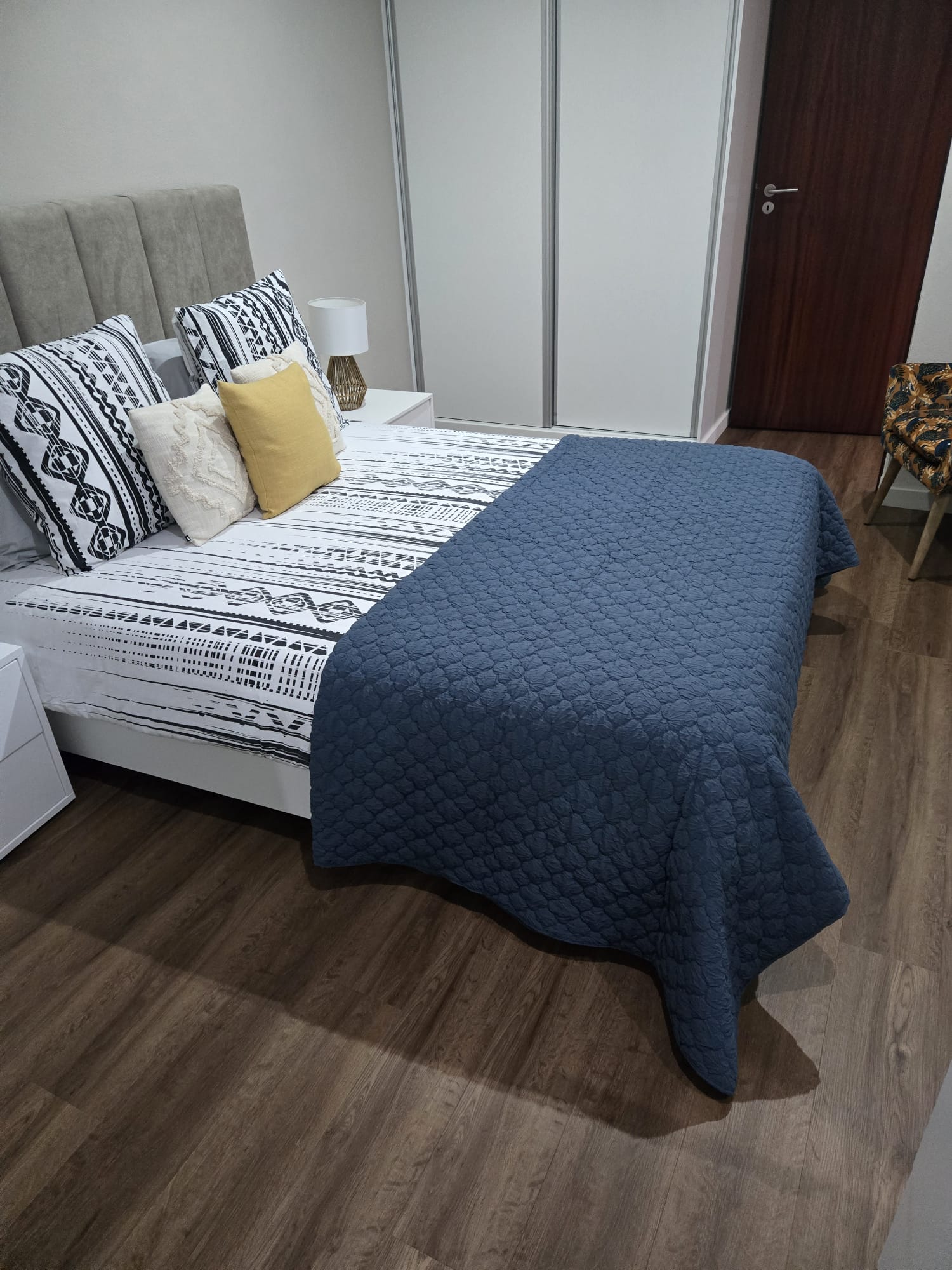 Chambre principale — lit queen, vue 3